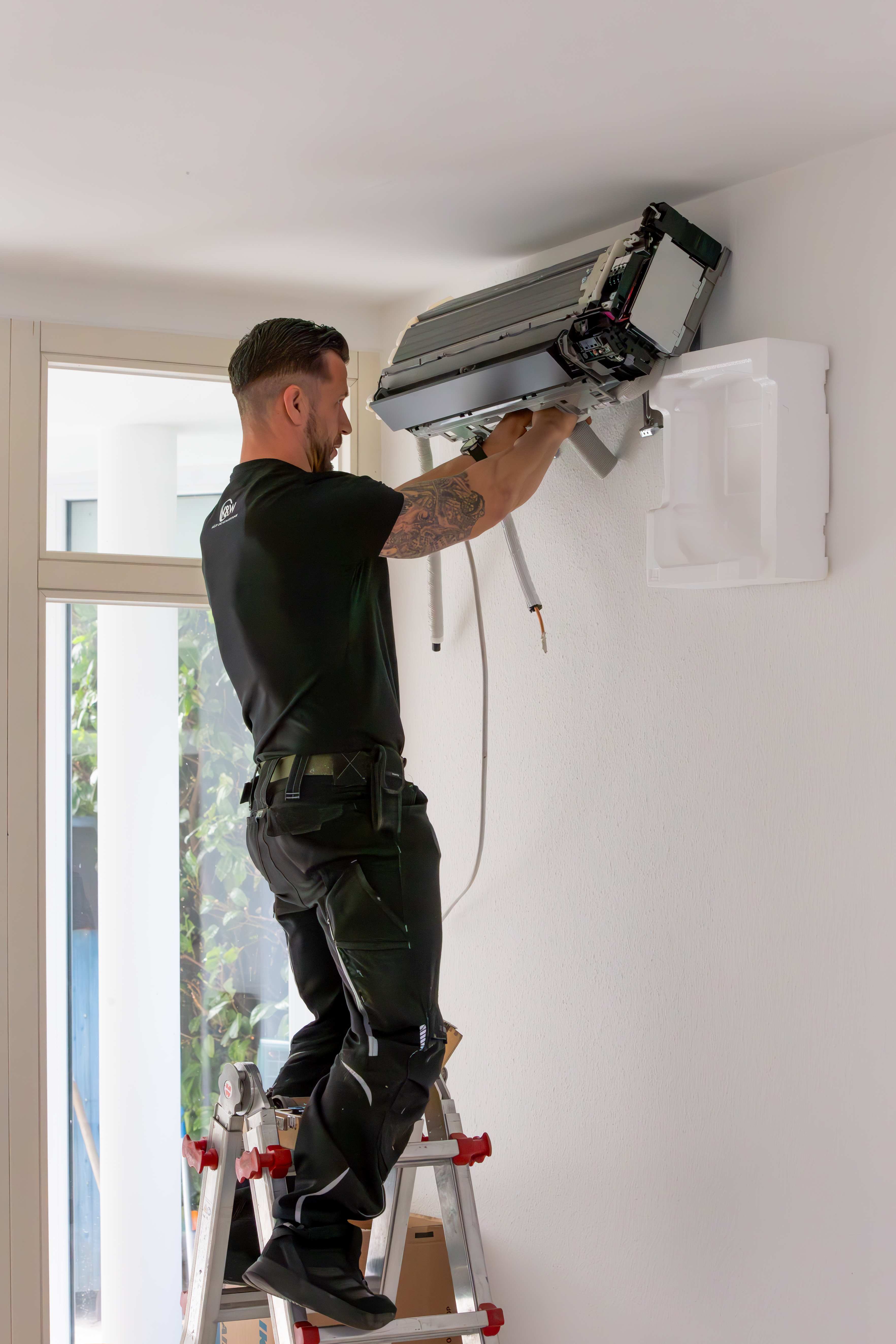 K&W Team bei der Geräteinstallation